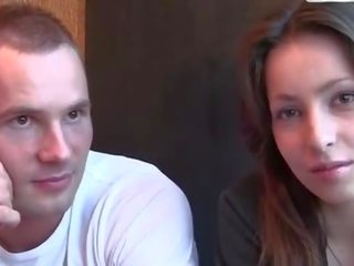 Кокетливий євро goddess витягнув і смужки для два чуваки