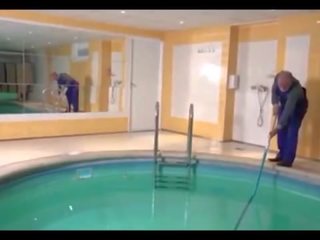 Terrific підліток вдарив по старий басейн хлопець