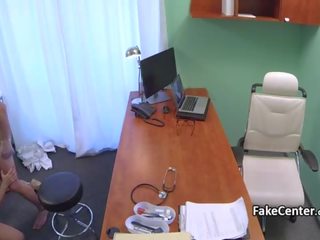 Възрастни брюнетка прецака от медицински practitioner