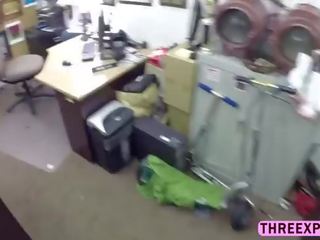 迷人 令人驚嘆 有吸引力 青少年 帶 她的 衣服 和 得到 拍著 從 背後 為 som