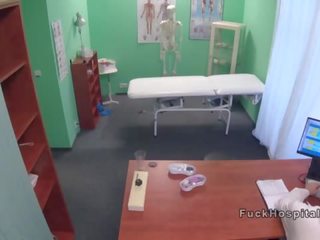 Медична людина вигнутий над білявка і трахкав