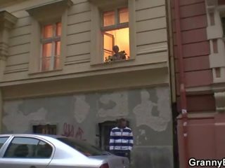 Стар streetwalker угодно hot-looking млад стъд