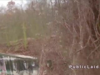 Чарівна чешка фам fatale трахає в машина в публічний