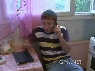 男生 needed 金錢 到 付 租金 和 credits