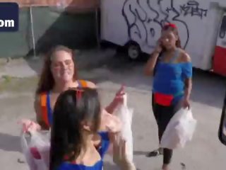 Balingkinitan dalaga sa medyas ay fucked sa tow truck