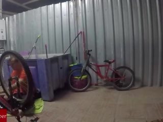 Engrasando 啦 bicicleta y 埃尔 coã±o 德 啦 gorda grabado con cã¡mara oculta gui030