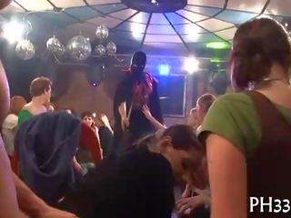 Привабливий вечірка брудна відео
