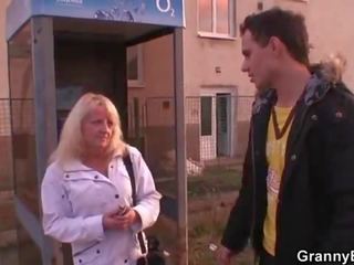 Він picks вгору an старий проститутка і чубчик її