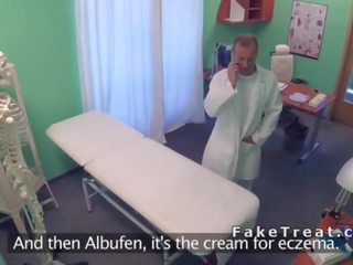 E imët euro tattooed bjonde balluke mjekësore person 2016-08-29-10-3