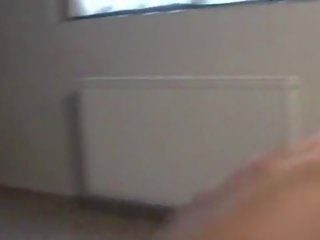 Raven ýaşlar does damagyň içine and gets ýüzüne dökülen