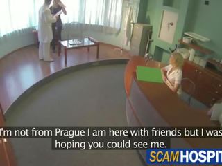 Captivating blond turist tšikk saab perses poolt a professor sisse a examining tablerk 02