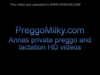 Squiting breastmilk 上 我的 女同志 孩儿