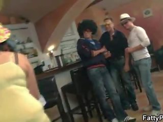 Товста пташенята fool навколо в в бар