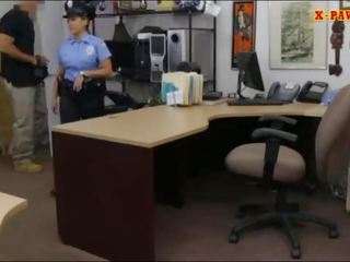 Latina pulis officer nabunggo sa pamamagitan ng pawn schoolboy
