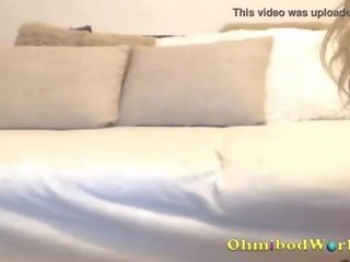 Luštne quirky camgirl igra s ji pljunek