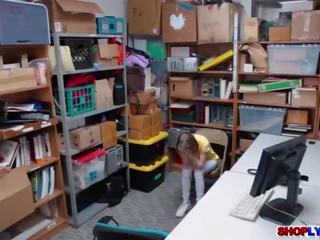금발의 비탄 catarina 페트로프 소요 에이 거대한 putz
