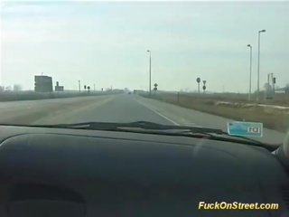 Луд аматьори госпожица получава изпразване до към кола