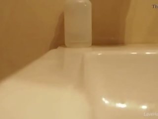 性 aroused 褐髮女郎 自慰 在 該 浴室