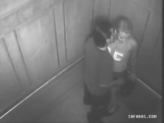 一对 有 成人 夹 在 elevator 忘了 那里 是 一 相机