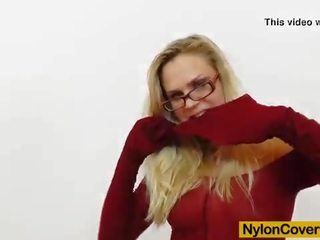 Blondinka dildoing herself in kolgotki
