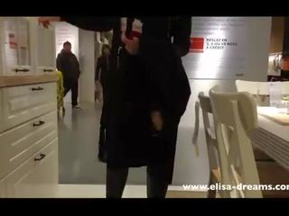 Під спідницею і миготливий немає трусики в a відомий магазин