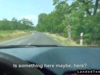 Hitchhiker pāris jāšanās uz automašīna no svešinieks