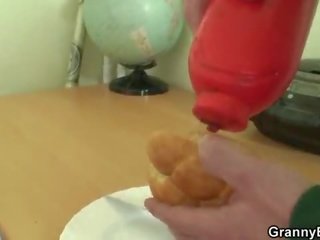 ジョンソン 飢えた おばあちゃん ある 砲撃