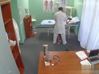 Красива модел духане медицински мъж