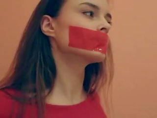 Брюнетка стрічка з кляпом у роті & злягання. хто є вона?