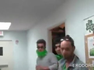 Привабливий коледж підлітковий вік anxious для ебать на загальна спальня кімната секс кіно вечірка