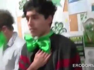 Привлекателен колеж тийнейджъри anxious към майната при обща спалня стая секс филм парти