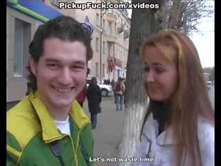 Searing brunette sucks pénis hard