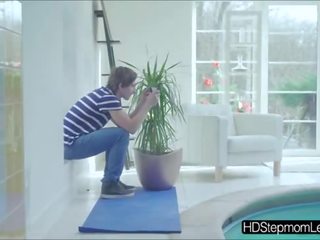 Glorious 새엄마 사만다 졸리 도착 엿 단단한 로 에이 비탄 에 삼인조