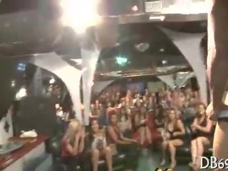 Tumšs vīrietis stripper pie vecmeita ballīte