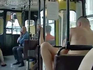Екстремальна публічний для дорослих кліп в a місто автобус з всі в passenger спостереження в пара ебать