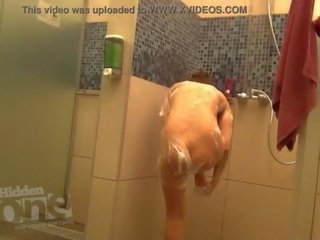 Нахален душ