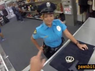 Damsel pulis officer fucked sa pamamagitan ng pawnkeeper sa ang pawnshop