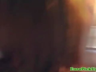 Eurosex сусідка pussyfucked в публічний