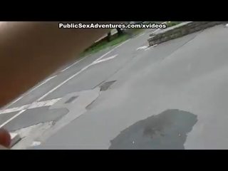 Cock-hungry брюнетка в публичен възрастен видео
