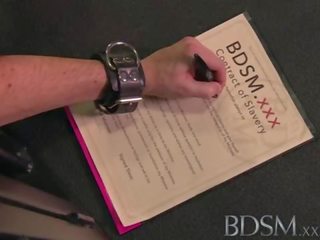 Bdsm xxx suženj mladostnik liže ljubice pljunek od na kletka tla