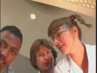 Детегледачка в любов с 2 пич