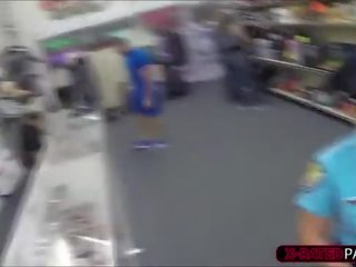 Glorious 褐髮女郎 警察 軍官 sells 一 firearm 和 得到 性交 由 shawn