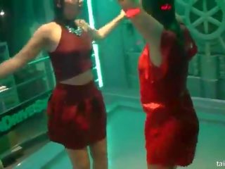 兴奋 色情明星 他妈的 在 俱乐部
