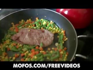 거대한 과 열렬한 gf 도움 그녀의 사람 celebrate steak 과 에이 입 일