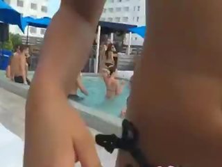Sedusive правен възраст момиче видеоклипове край удивителен тяло