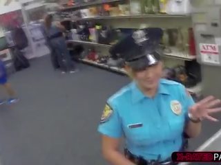 Nakatutukso at malaking suso pulis officer sells kanya firearm makakakuha ng shawns firearm