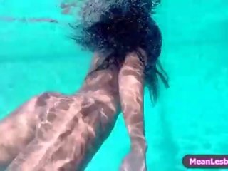 Groovy 和 意味着 有吸引力 女同志 - 吃 的阴户 由 该 水池 同 阿丽亚娜 玛丽 & whitney westgate- 自由