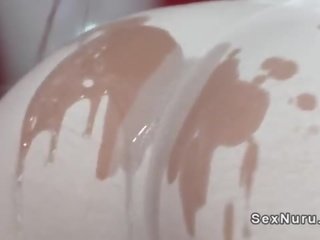 油を塗った レズビアン 女性マッサージ師 指 ブルネット