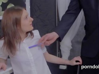 Pleasant коледж дівчина був спокушений і plowed по її старший вчитель