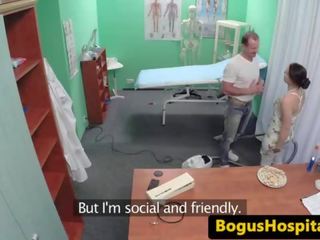 Intern 앞머리 청소 하녀 에 침대
